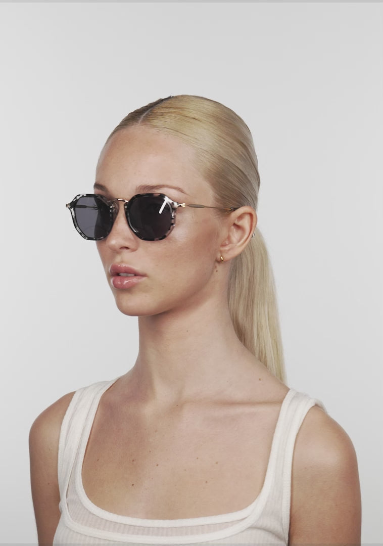 Load video: Roller HEX Trans Carey / Black