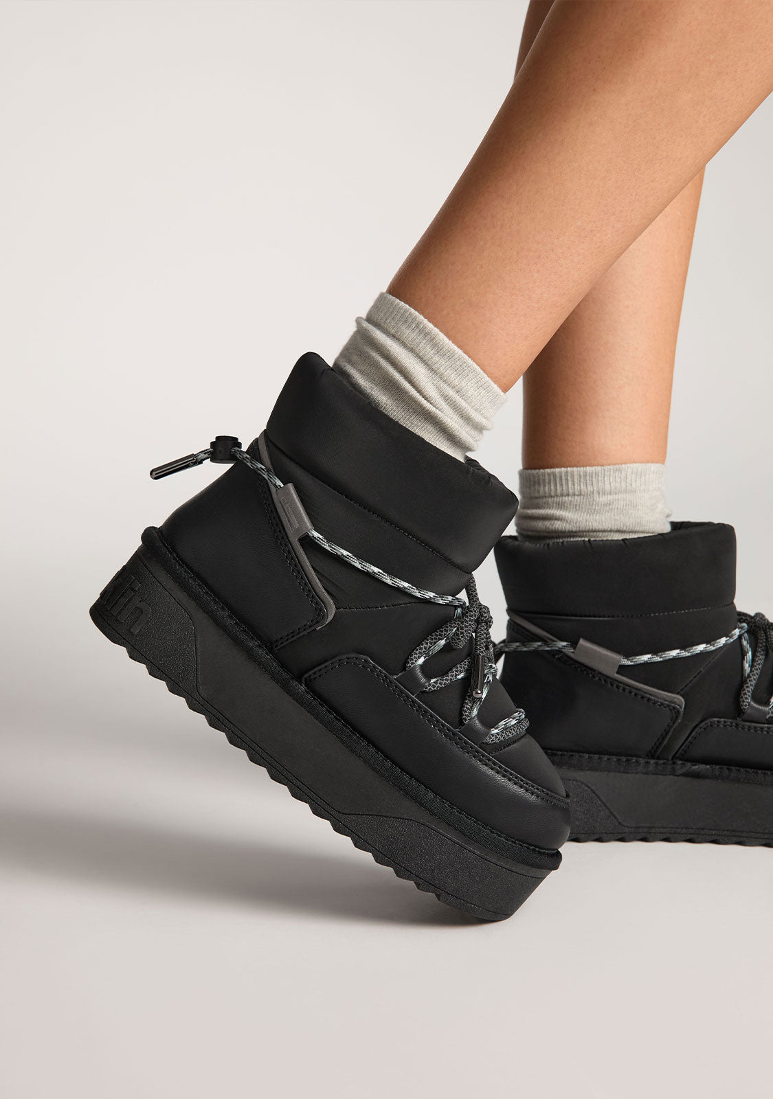 Nordic V2 Low Lace Black